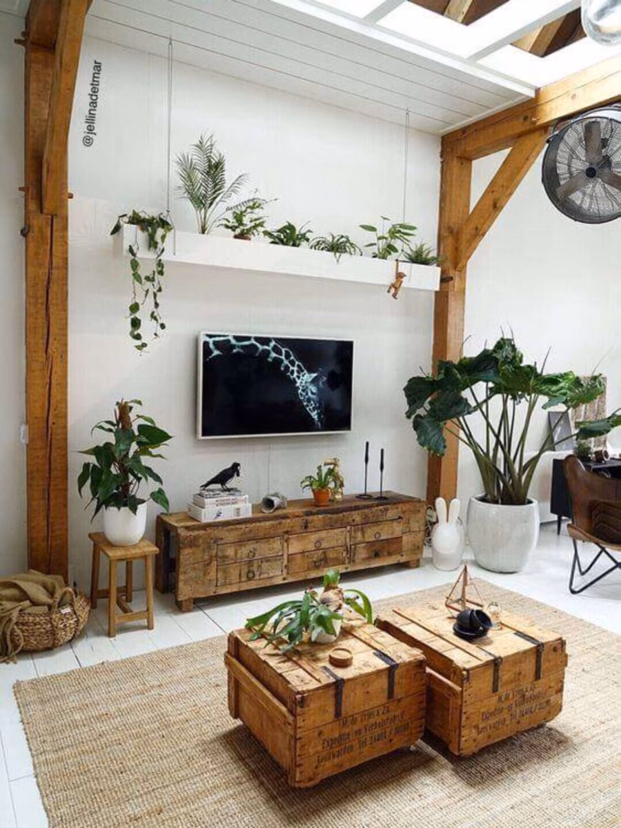 Madeira Aconchegante: Sala de TV Decorada com Painéis Ripados e Detalhes Rústicos - detalhe