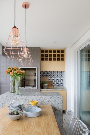 uma churrasqueira na varanda