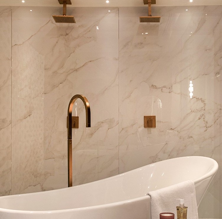 Chuveiro de Teto com Acabamento Cobre: Elegância Retrô para o Seu Banheiro - detalhe