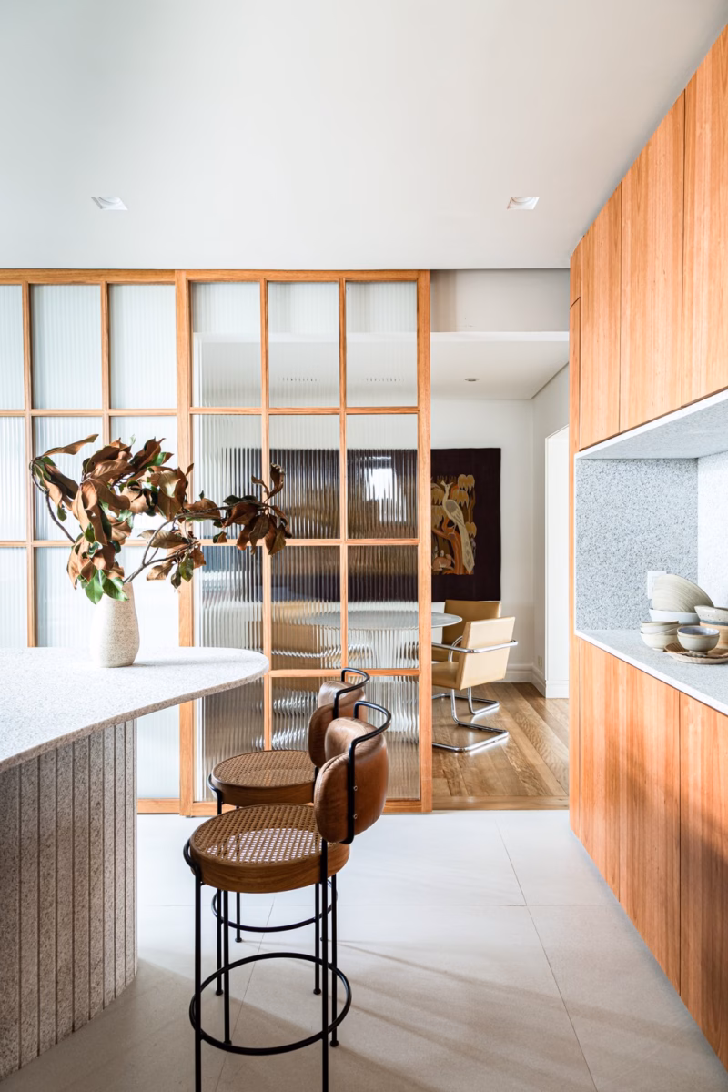 Ilha em Formato Orgânico com Superfície Curva: Design Inovador e Elegante - detalhe