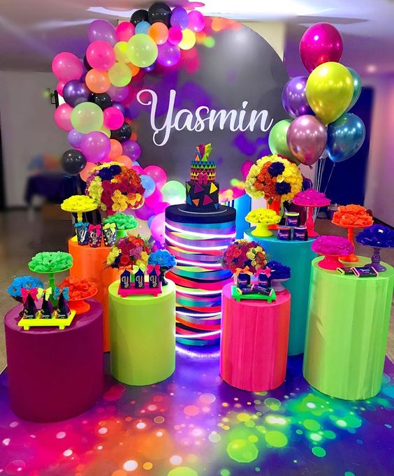 Decoração Divertida com Cores Neon e Adereços Criativos - detalhe