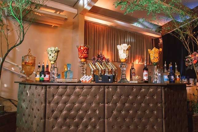 Glamour e Brilho: Bar com Cristais, Velas e Acessórios Dourados - detalhe