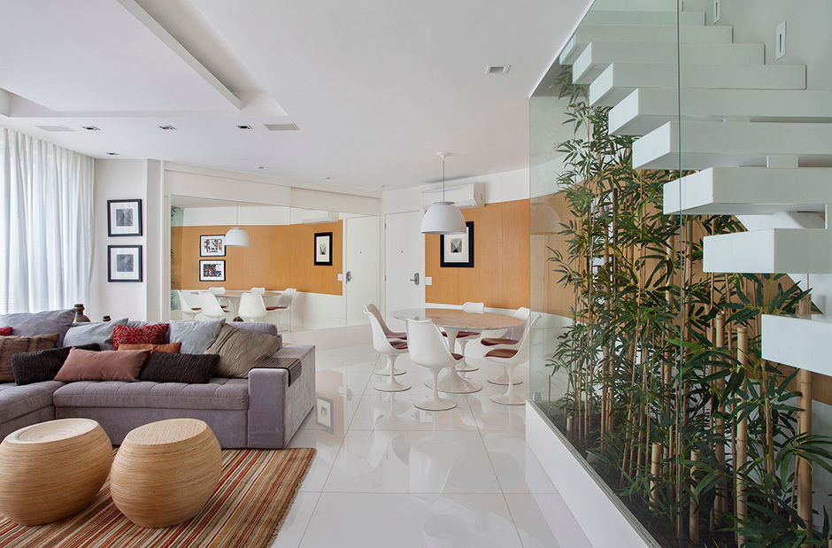 Integração com a Natureza: Jardim Vertical Sob a Escada para um Oasis Urbano - ideia