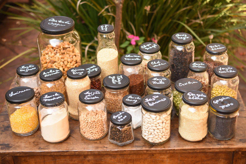 Potes de Vidro Repaginados: Organização e Charme Sustentável - ideia