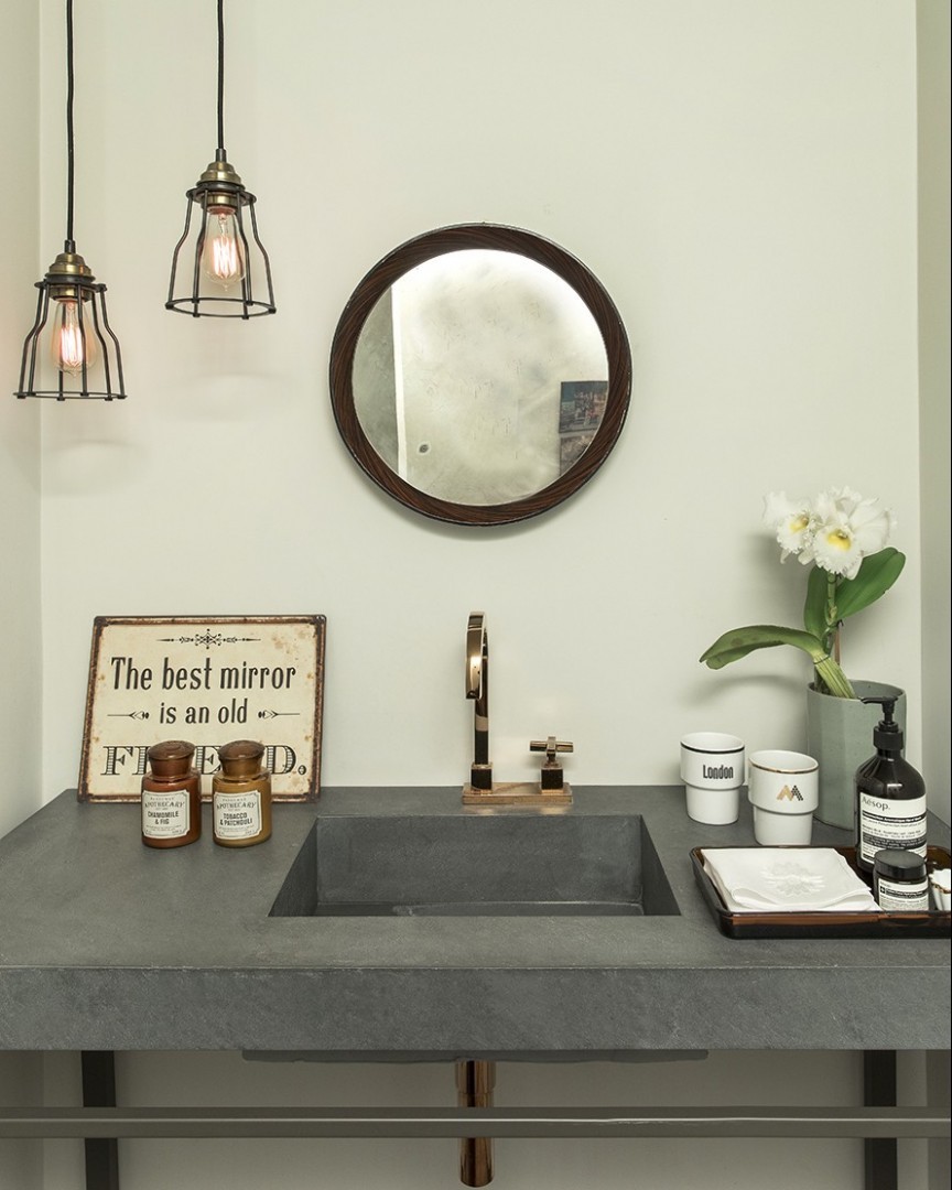 Clássico Repaginado: Lustre Pequeno e Delicado Centralizado no Banheiro - ideia