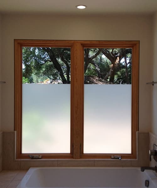 Janela de Vidro Jateada: Privacidade com Estilo - detalhe