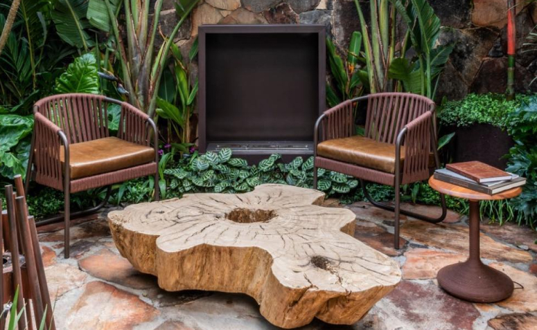 Mesa de Centro Esculpida em Tronco de Árvore: Natureza Dentro de Casa - detalhe