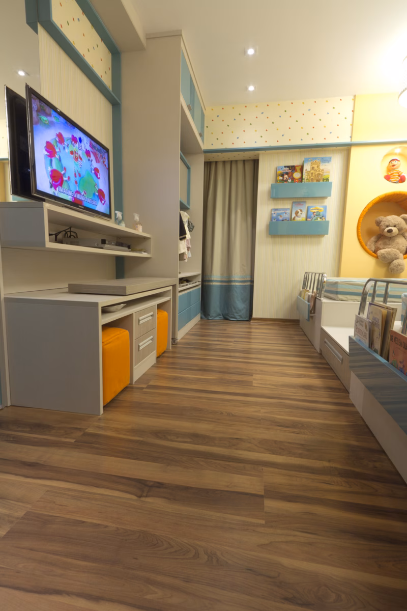 Variação de Tons: Piso Laminado com Mix de Cores para Quartos Infantis - ideia