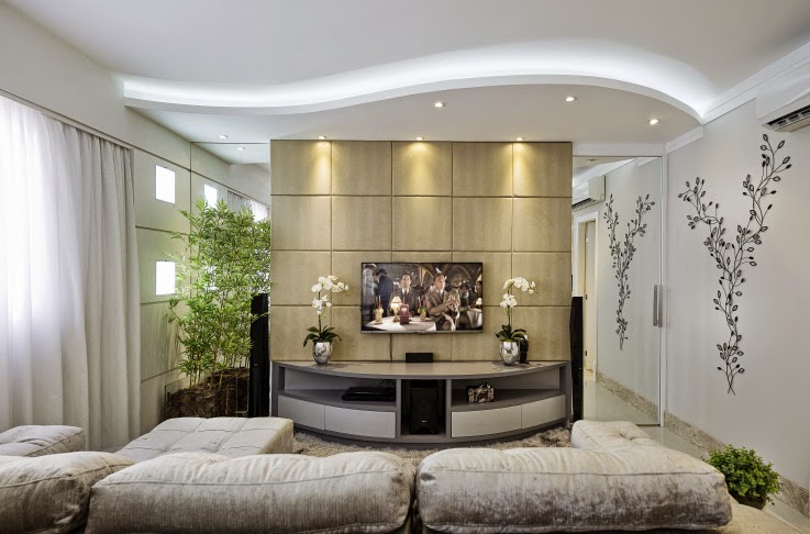 Porta de Correr Camuflada com Papel de Parede: Integração e Surpresa - inspiração