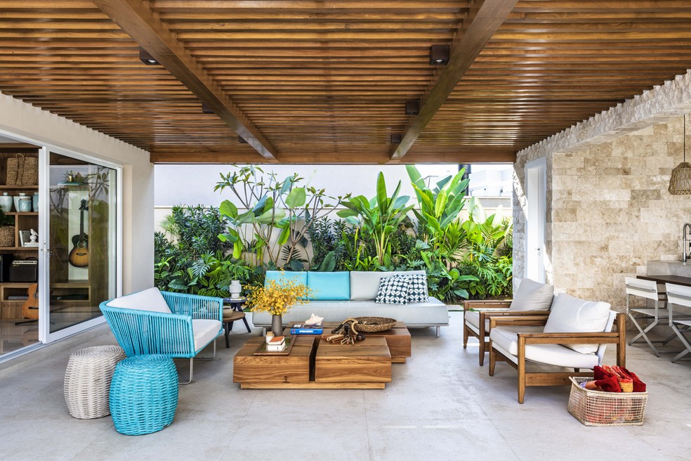 Com Iluminação Estratégica e Detalhes em Madeira - detalhe