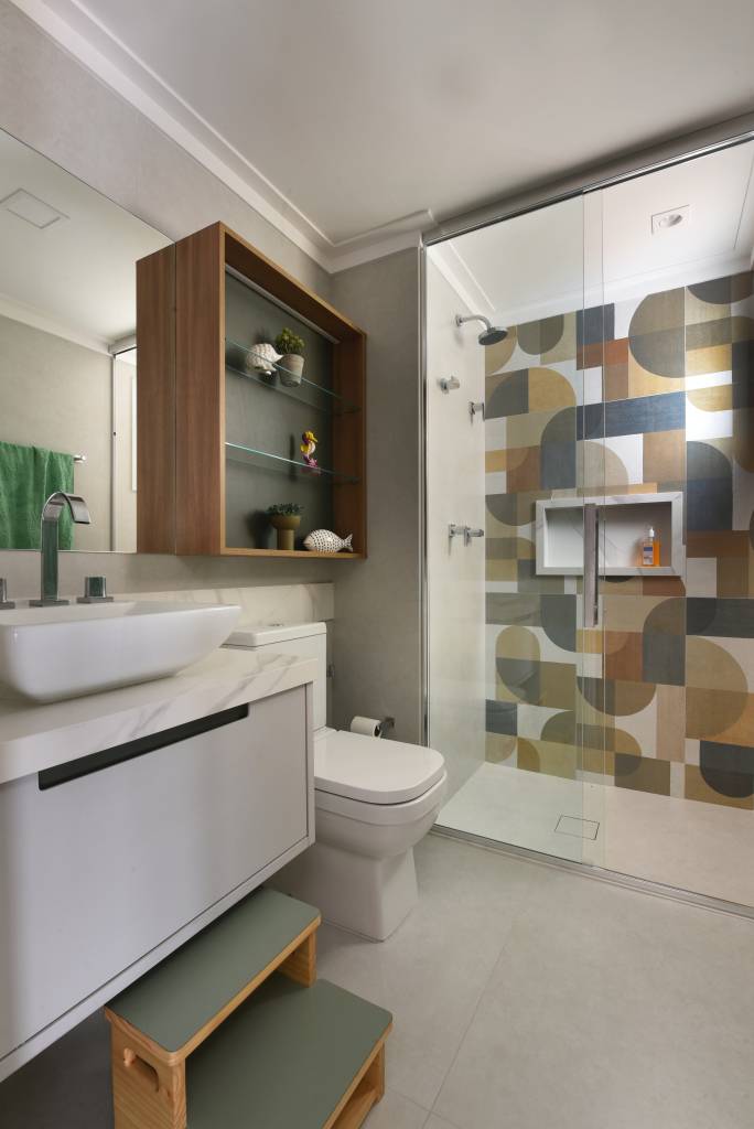 Banheiro Moderno com Piso Geométrico e Personalidade Marcante - detalhe