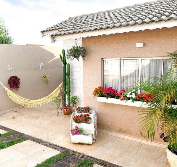 Ambiente Romântico com Lanternas e Flores - ideia