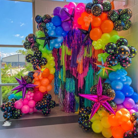 Decoração Divertida com Cores Neon e Adereços Criativos - ideia