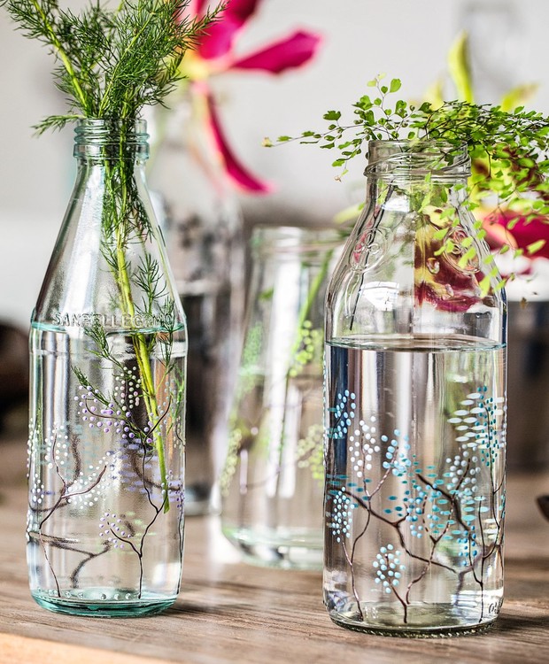 Arranjos de Flores em Garrafas Decoradas: Sustentabilidade com Elegância - detalhe