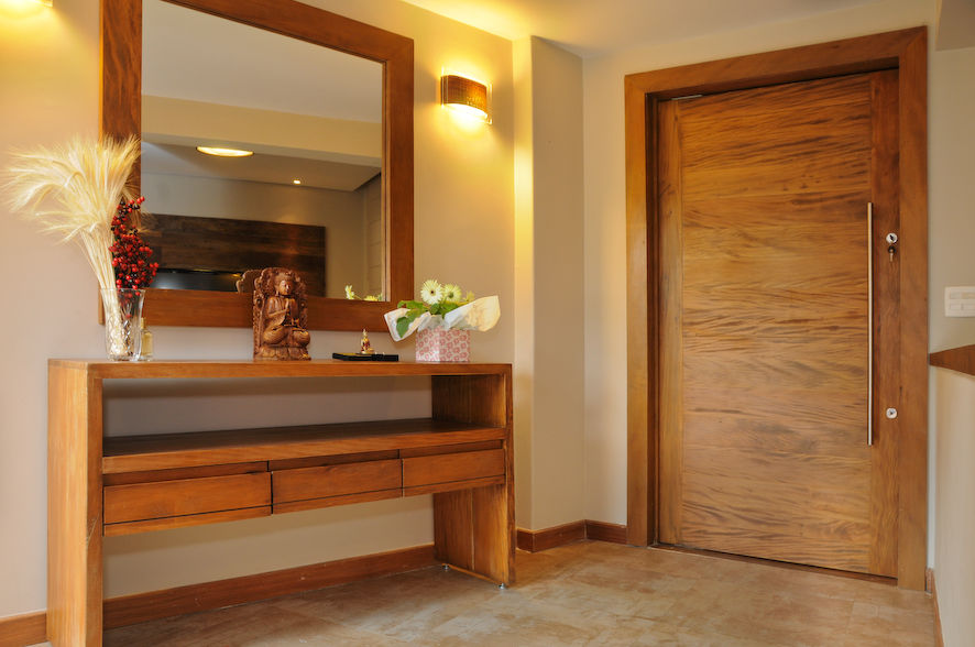 Hall de Entrada com Piso de Madeira e Tapete - detalhe