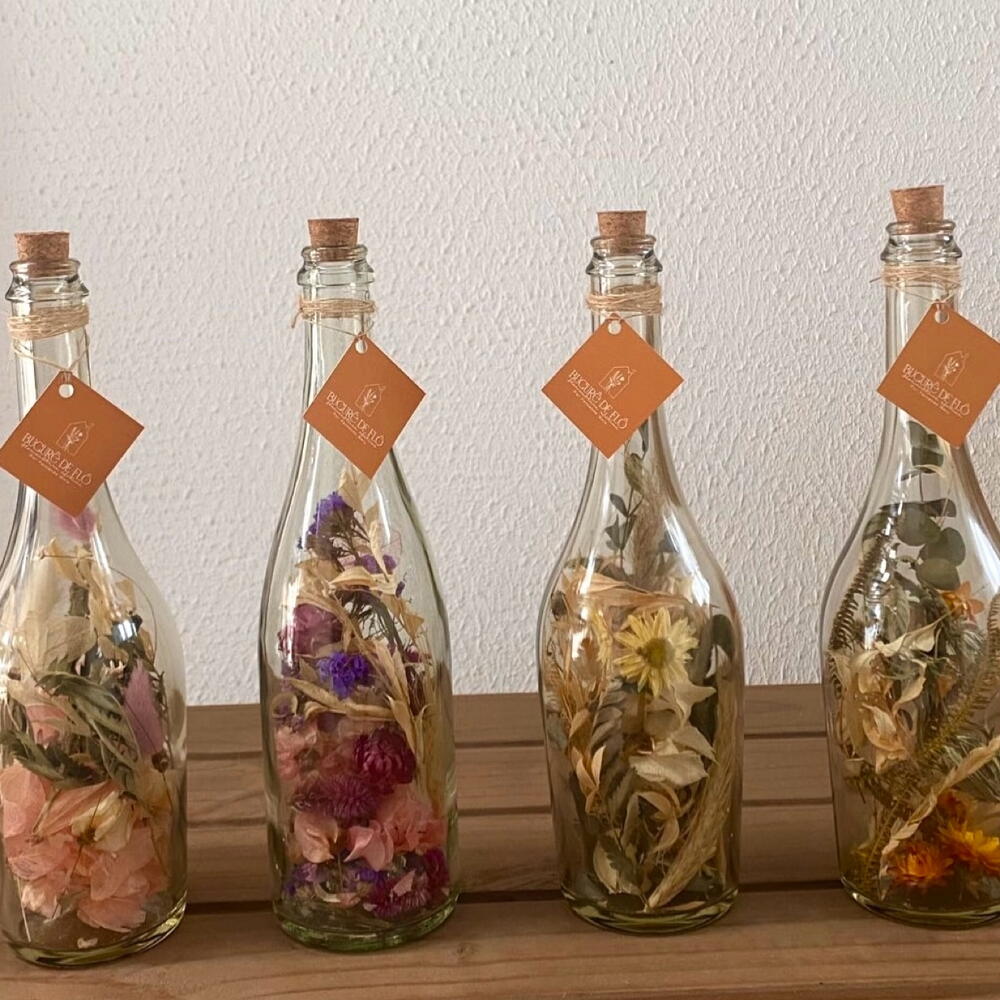 Garrafas Decoradas com Flores Secas: Beleza Atemporal - detalhe