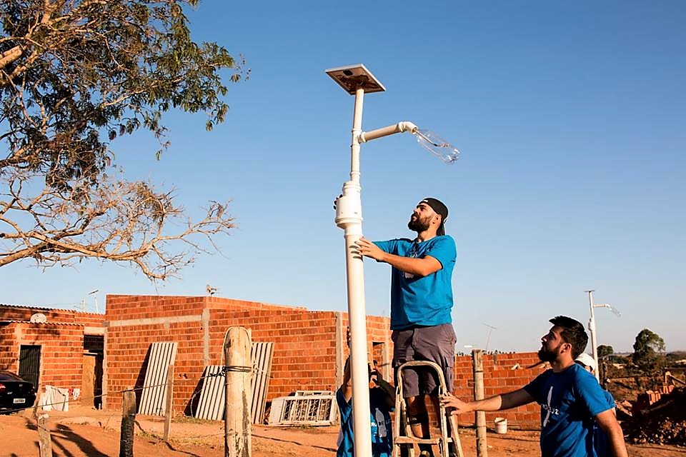 Com Garrafas PET para Iluminação - ideia