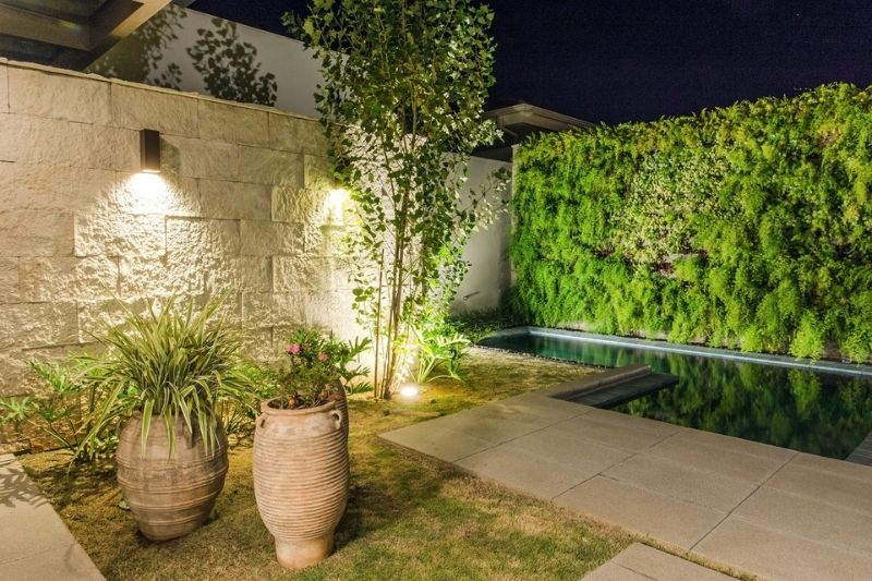 Cercas e Muros com Toque de Luz: Arandelas e Cordões Luminosos - detalhe