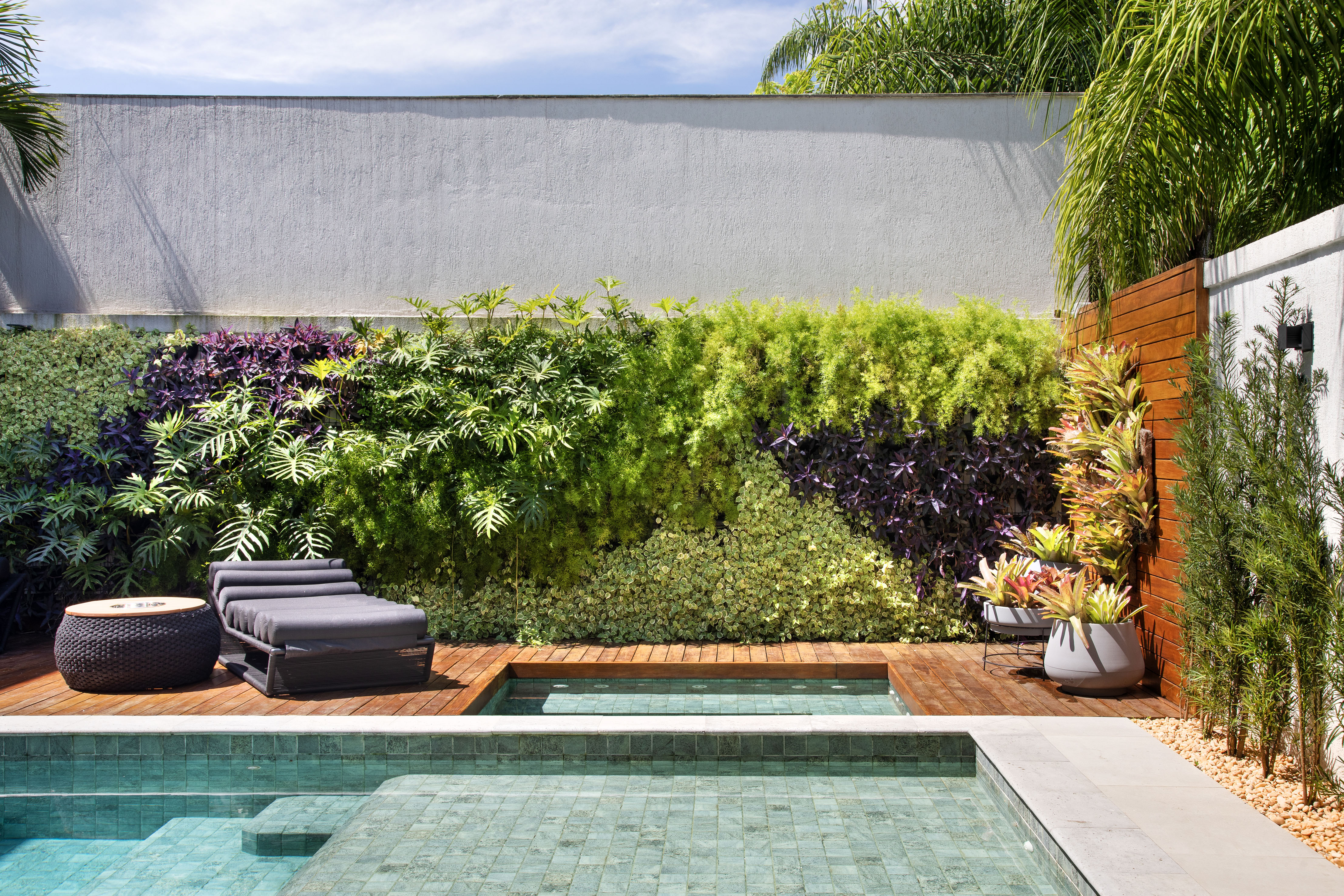 Jardim Tropical com Mobiliário Rústico: Conforto e estilo em meio à natureza - inspiração