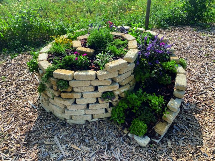 Jardins Aromáticos em Espiral: Beleza e Funcionalidade Unida - inspiração