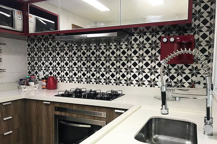 Piso de Cozinha com Detalhes Geométricos em Preto e Branco - ideia