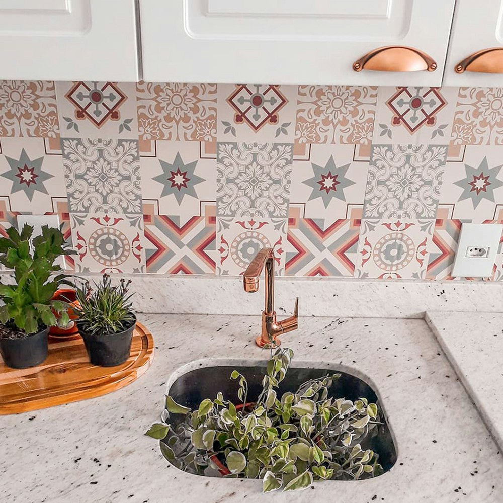 Cozinha Romântica Delicada: Cores Pastel, Papel de Parede Floral e Detalhes em Cobre - inspiração