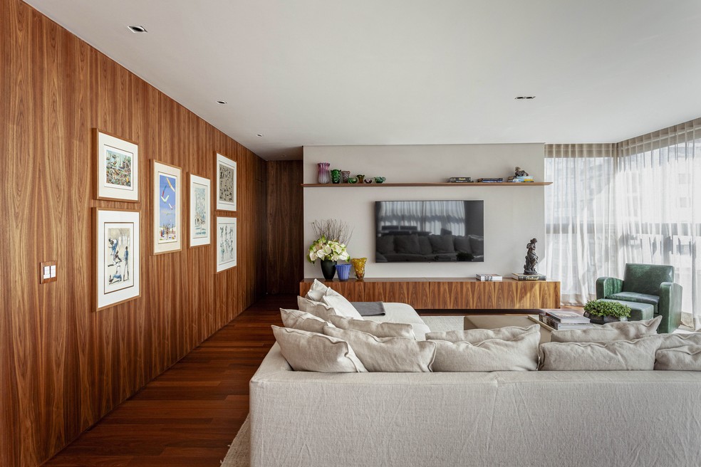 Com Cortinas de Linho e Luminárias de Chão Articuladas - inspiração