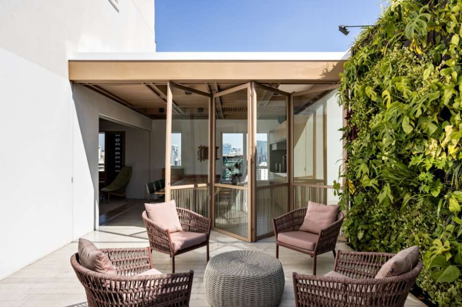 Com Iluminação Estratégica e Detalhes em Madeira - ideia