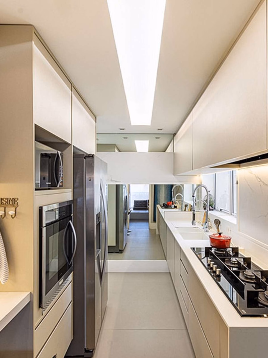 Cozinha Elegante com Iluminação Estratégica e Detalhes Sofisticados - detalhe