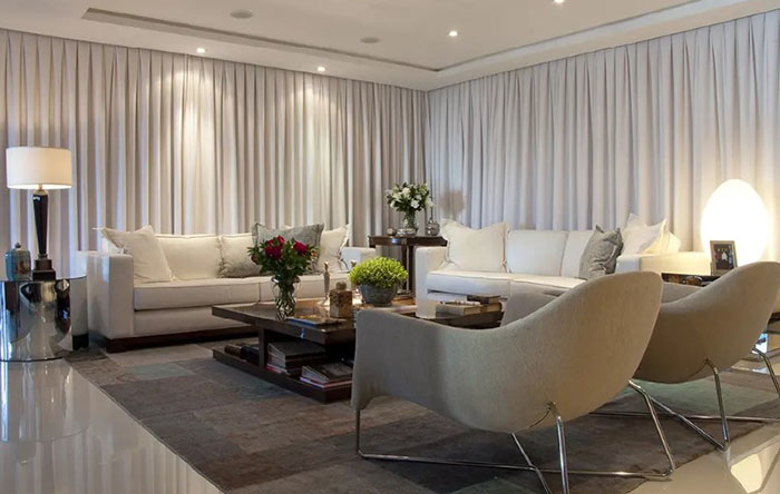 Cortinas Longas e Fluídas: Elegância e Amplitude para Espaços Amplos - detalhe