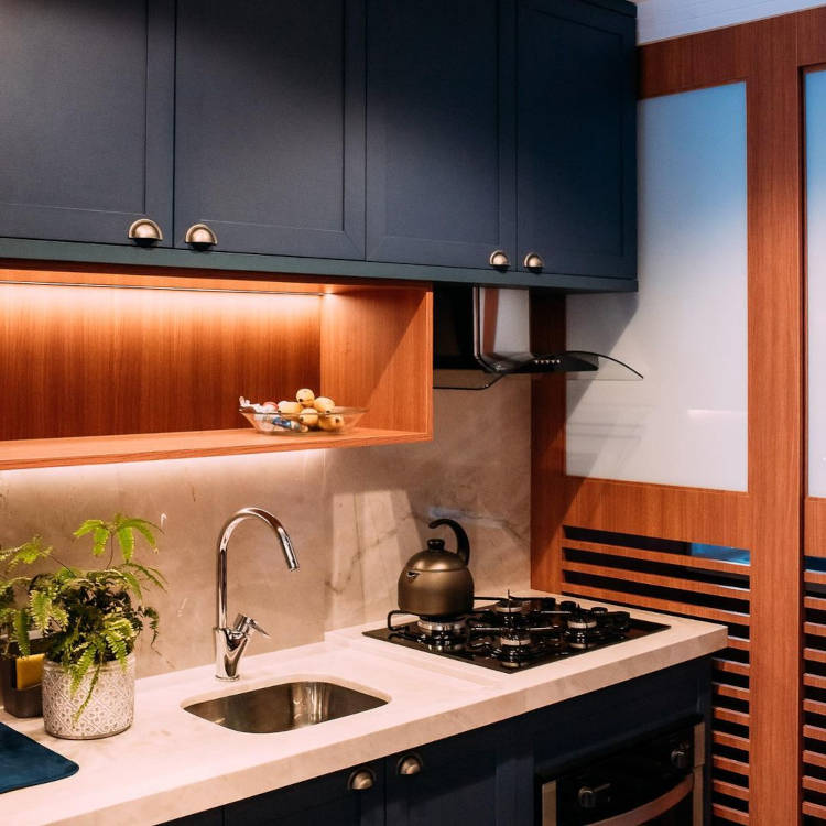 Cozinha Planejada Pequena com Nichos Iluminados - inspiração