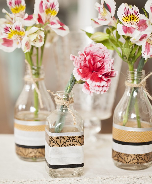 Arranjos de Flores em Garrafas Decoradas: Sustentabilidade com Elegância - ideia