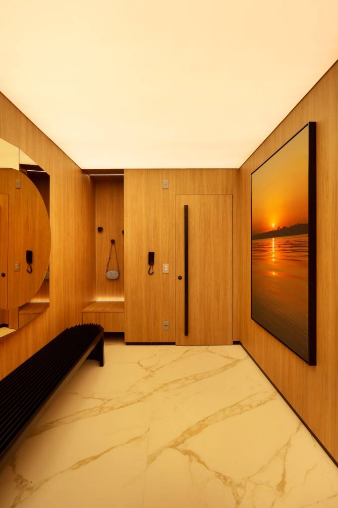 Hall de Entrada com Piso de Madeira e Tapete - ideia