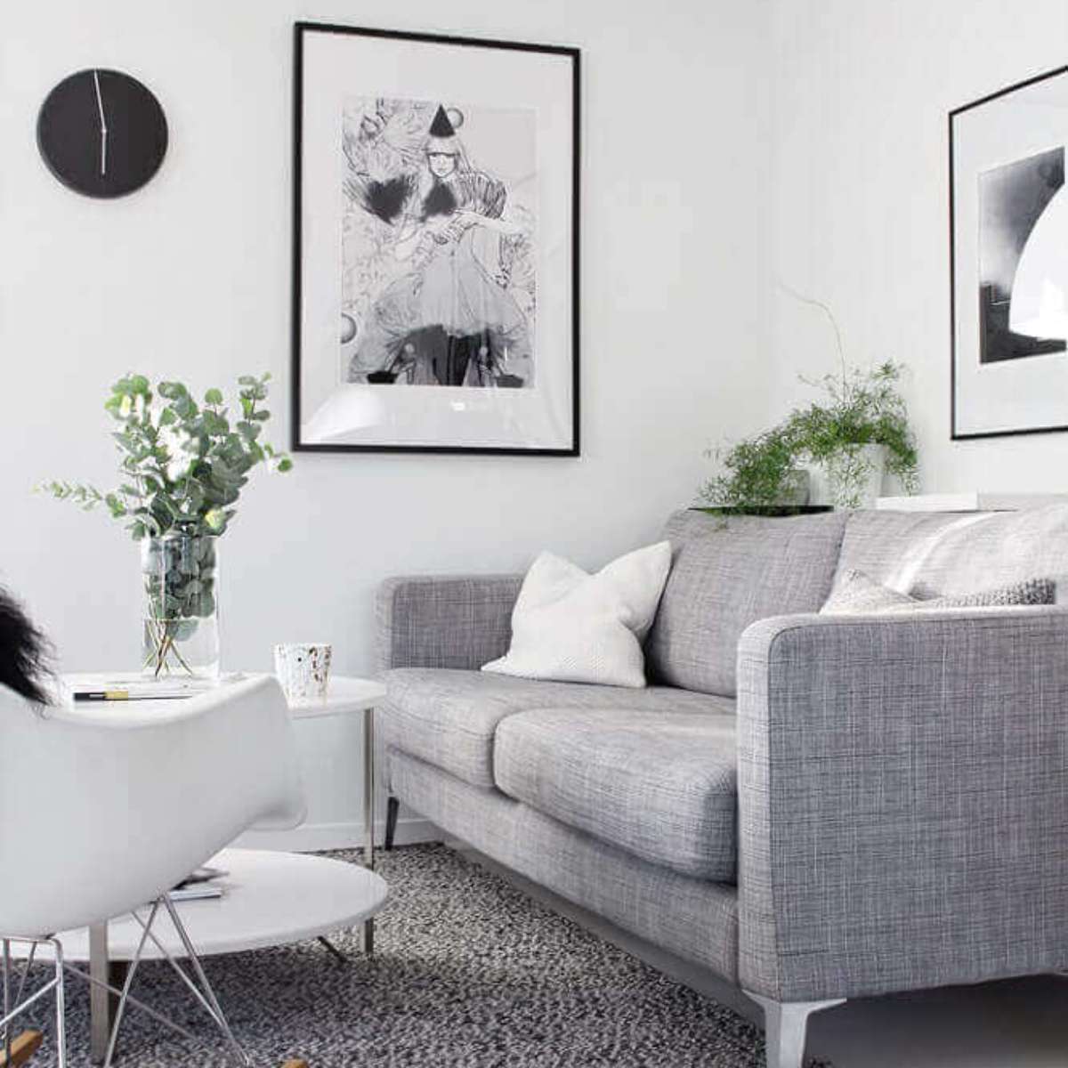 Elegância Urbana: Sala Clean com Accent Wall Cinza - inspiração
