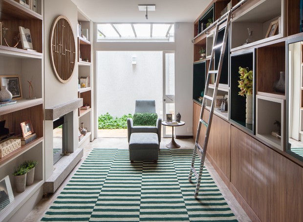 Estante Nichos Assimétricos: Dinamismo e Arte na Decoração - inspiração