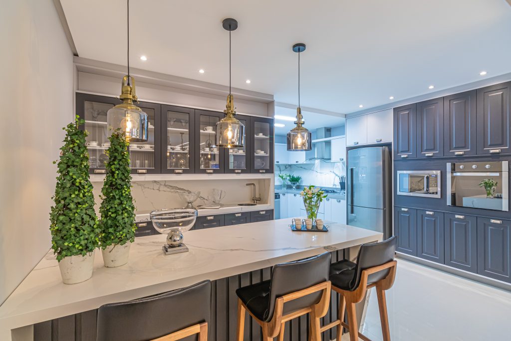 Cozinhas Planejadas com Ilha Central e Bancos Altos: Integração e Convivência - inspiração