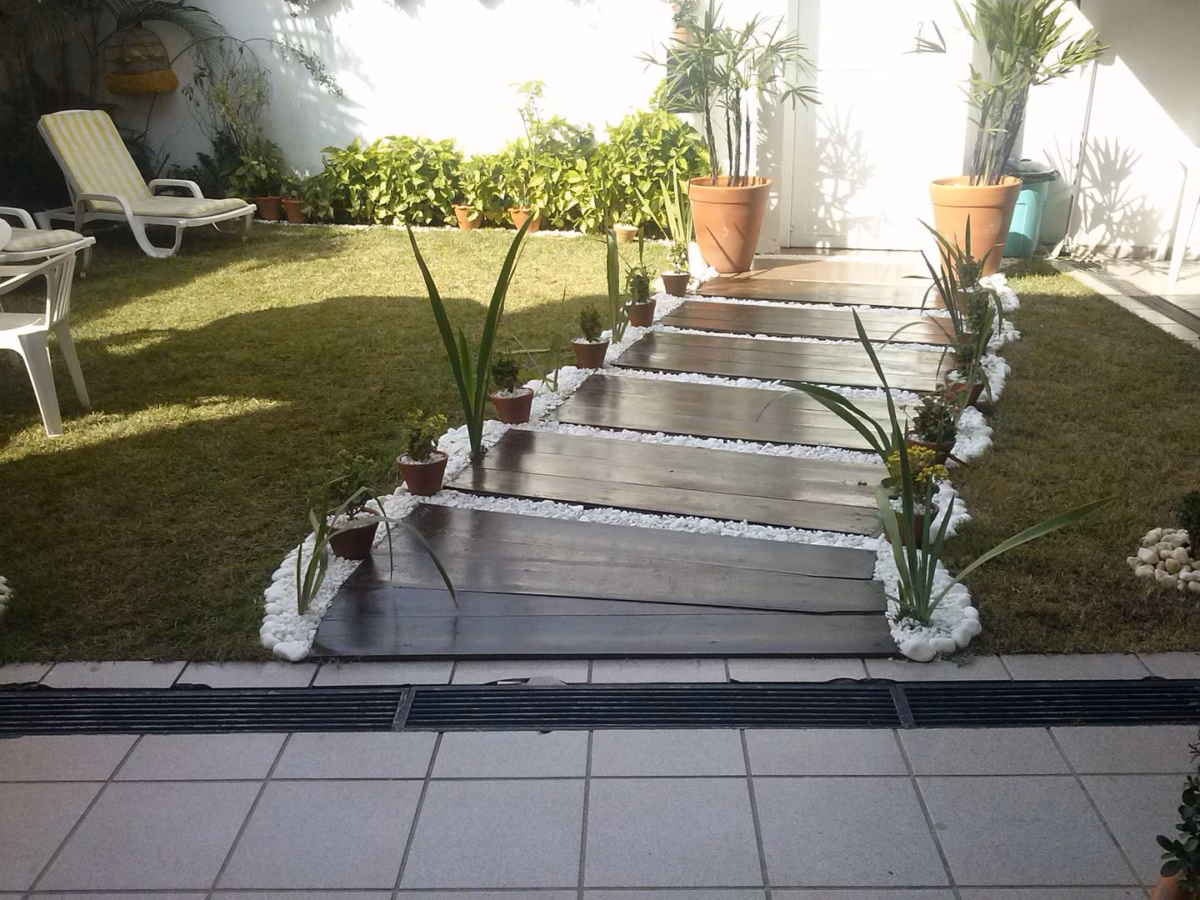 Entrada Imponente com Escada de Pedra e Flores Vibrantes - detalhe