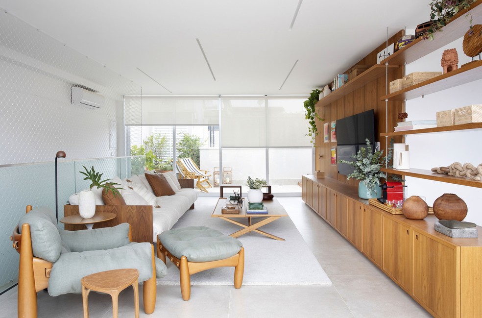 Conexão com a Natureza: Sala de Estar Moderna com Vista Panorâmica e Cores Terrosas - ideia