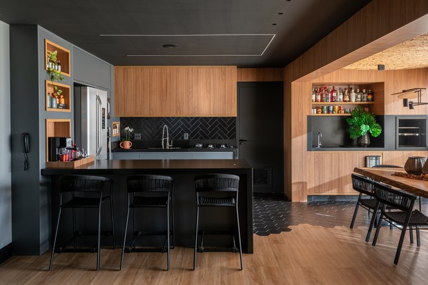 Cozinha de Madeira Integrada à Sala: Ambientes Conectados - detalhe