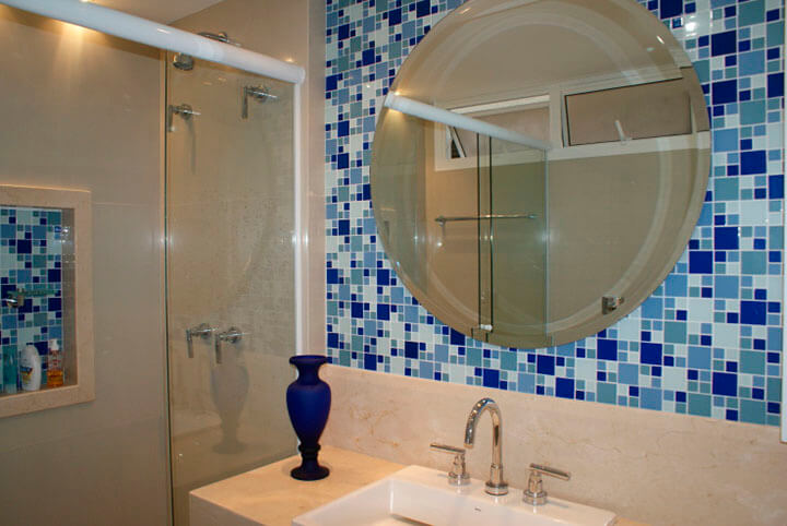 Espelho com Pastilhas de Vidro: Um Mosaico de Luz e Cor - ideia