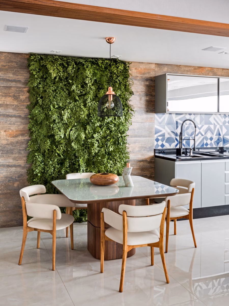 Marcenaria com Jardim Vertical Integrado: Natureza e Frescor em Casa - ideia