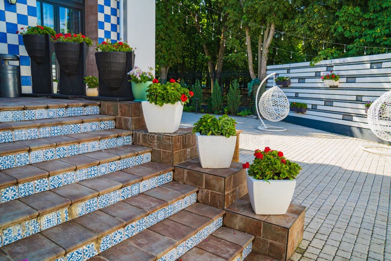 Entrada Imponente com Escada de Pedra e Flores Vibrantes - ideia