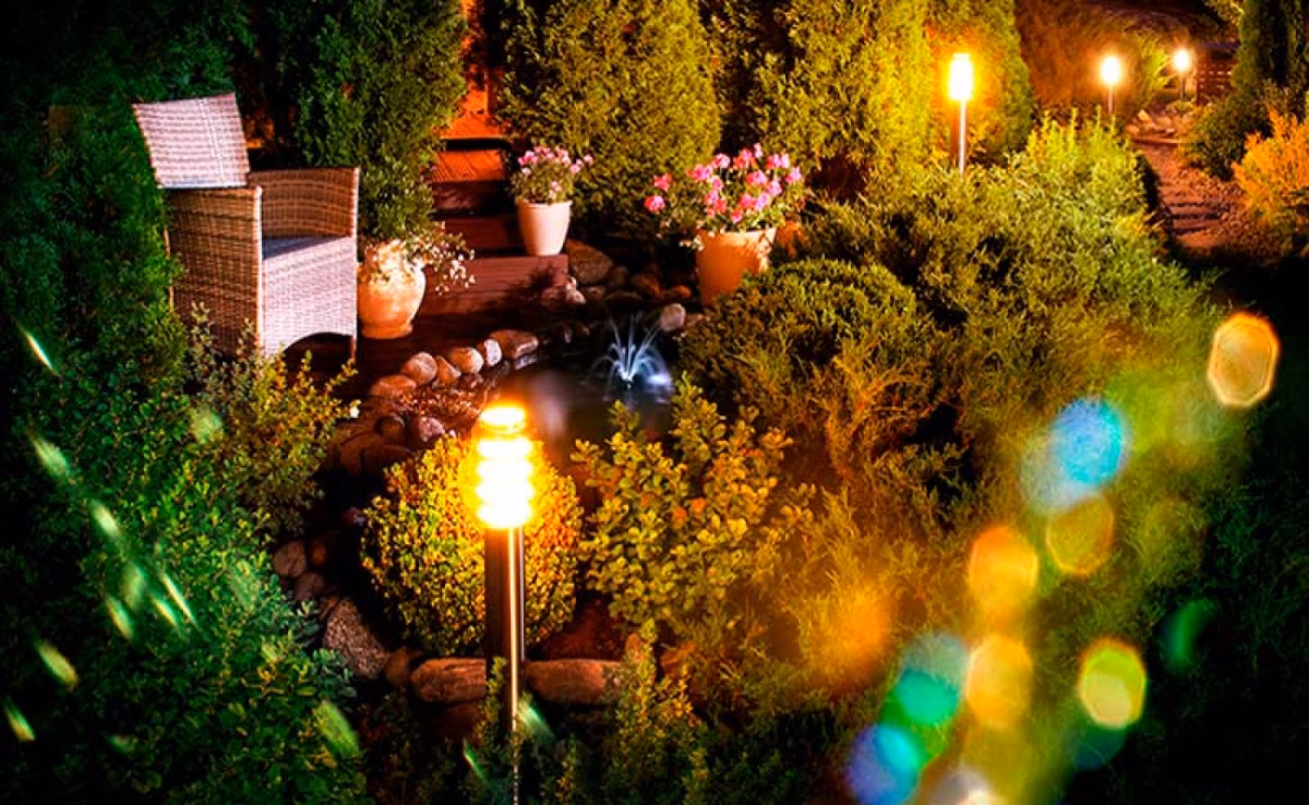 Jardim Iluminado com Pedras Fluorescentes e Focos de Luz Direcionados - ideia