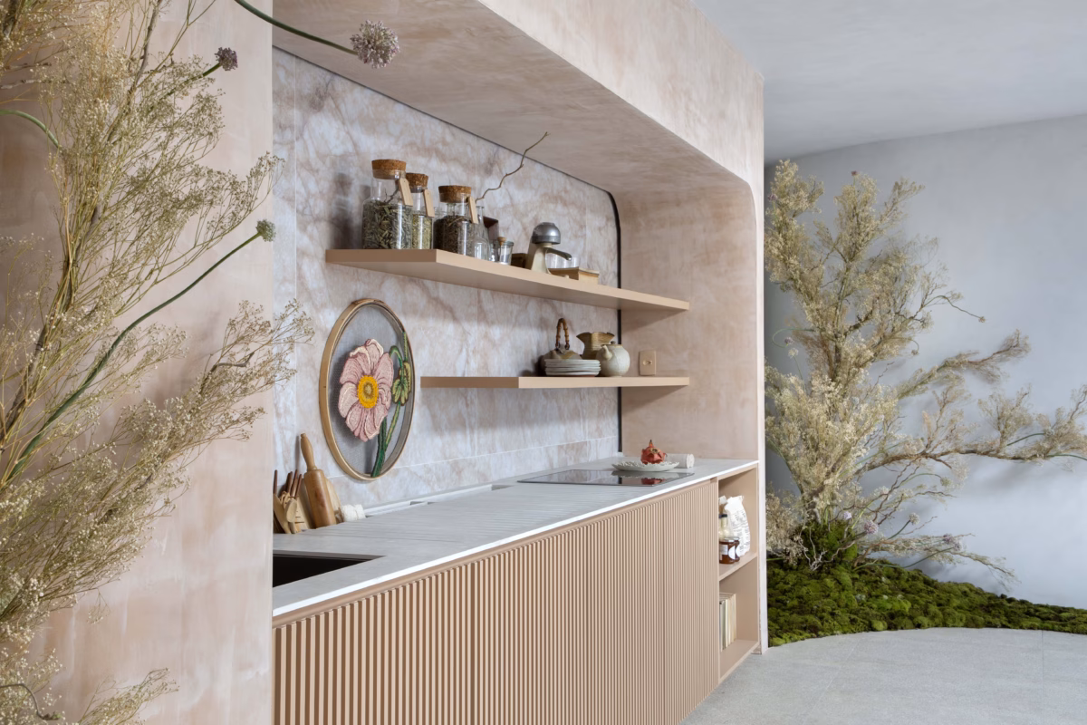 Prateleiras Assimétricas com Nichos Criativos: Design Inovador! - detalhe