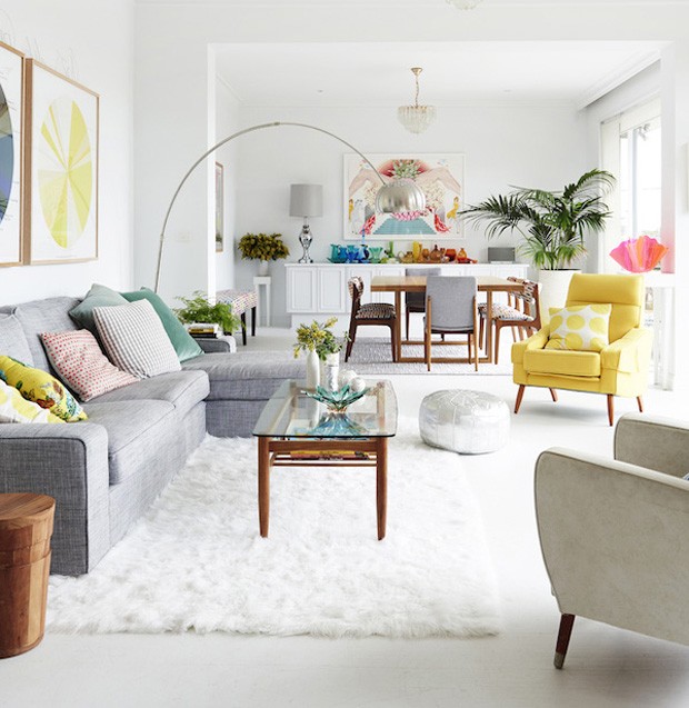 Toque Vibrante: Sala Clean com Almofadas Coloridas e Pontuais - detalhe