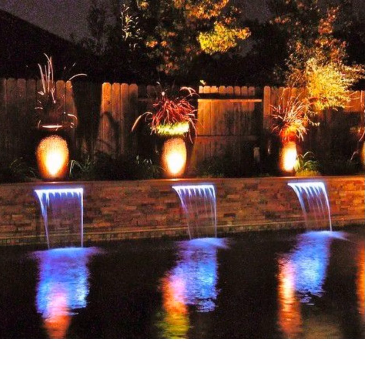 Fonte Integrada à Piscina com Iluminação Noturna - ideia