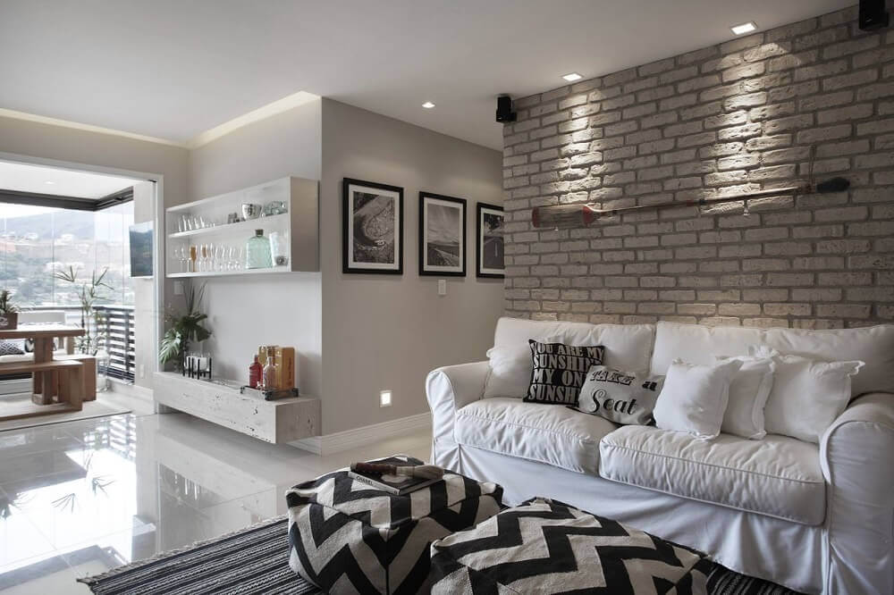 Paredão Aconchegante: Lareira e Tijolinho para Noites Quentes - ideia