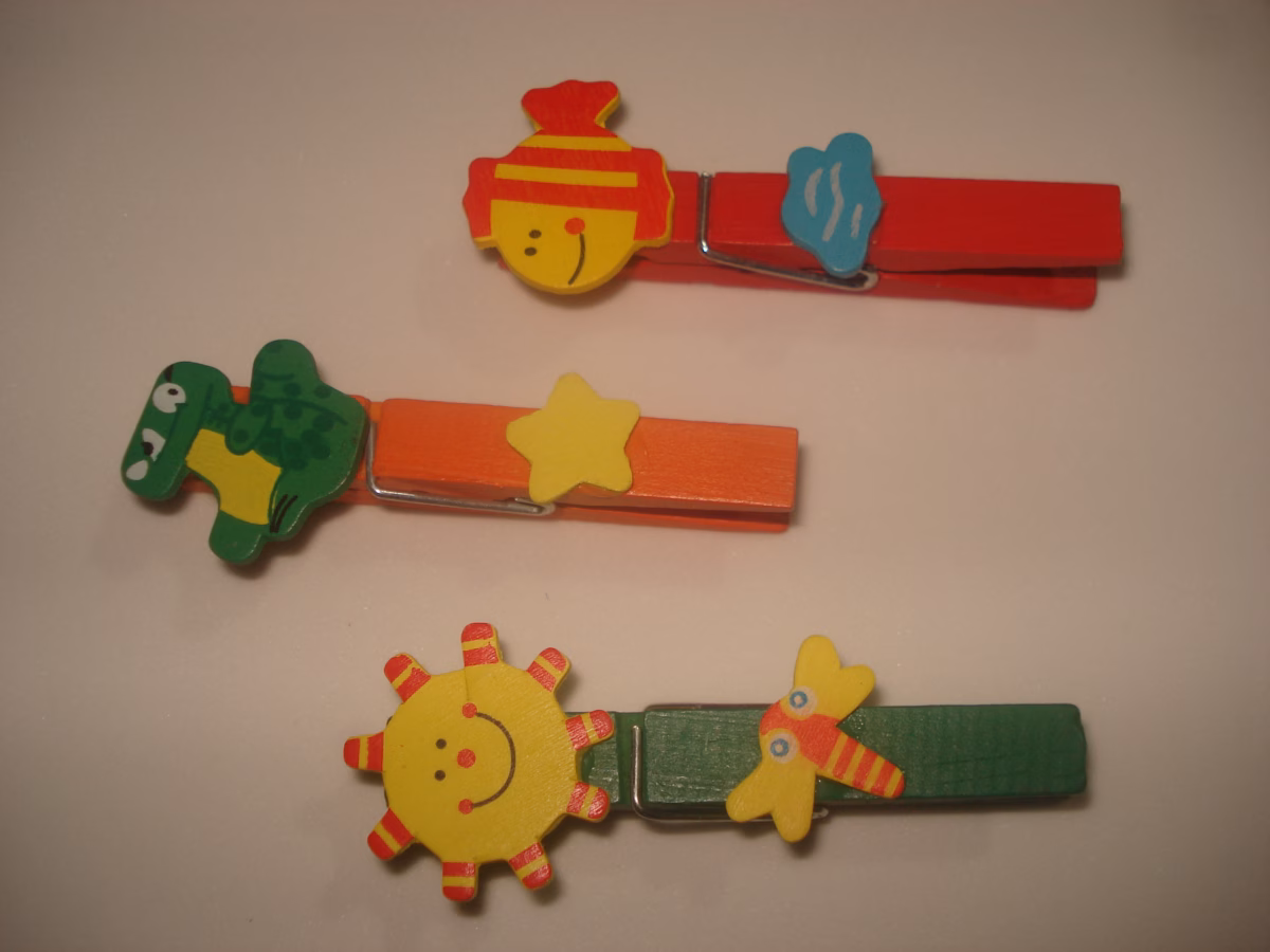 Prendedores de Roupa Customizados com Desenhos Infantis: A Arte dos Pequenos no Varal - ideia