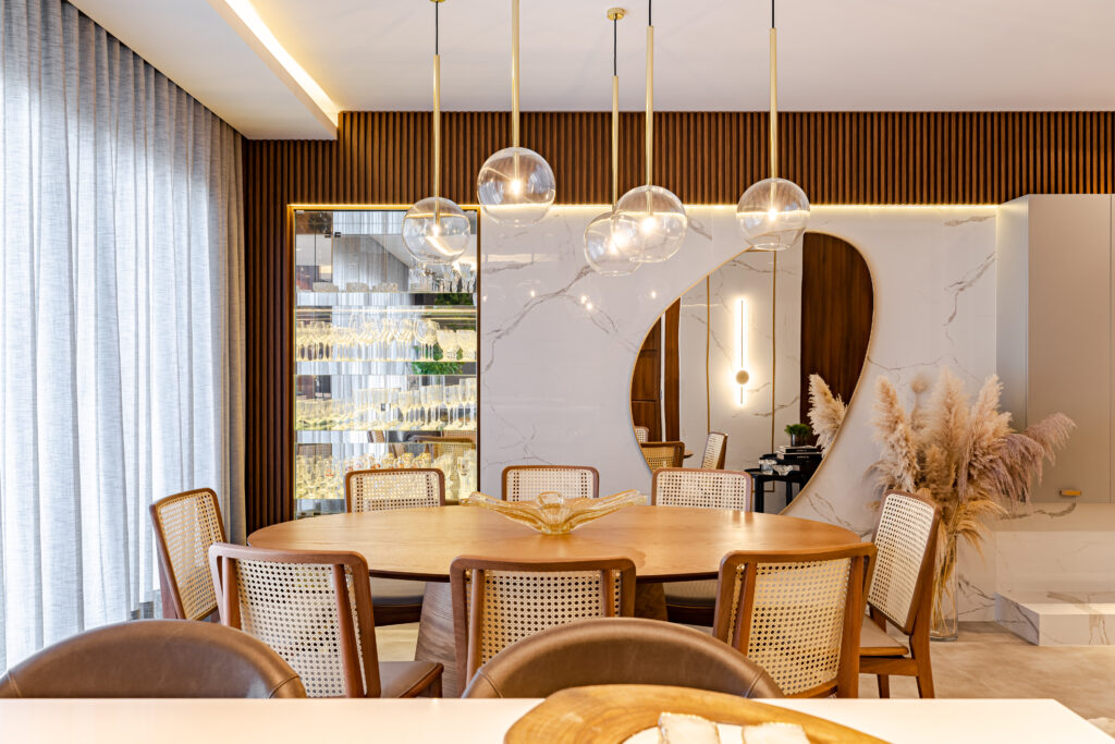 Luz e Sombra: Sala de Jantar Dramática com Iluminação Pontual e Cores Profundas - ideia