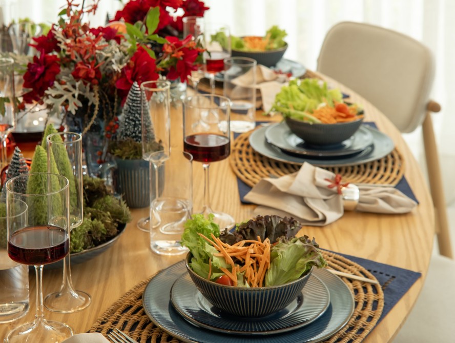 Mesa Posta com Plantas e Ervas Aromáticas: Frescor e perfume para a refeição - ideia